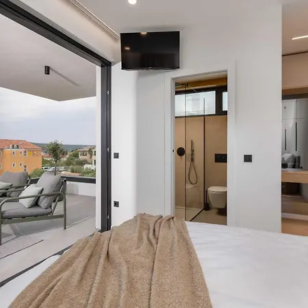 Luxury 45 With Infinity Pool