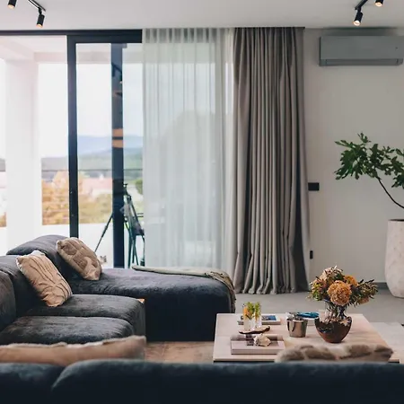 Luxury 45 With Infinity Pool