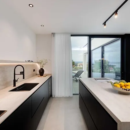 Luxury 45 With Infinity Pool *