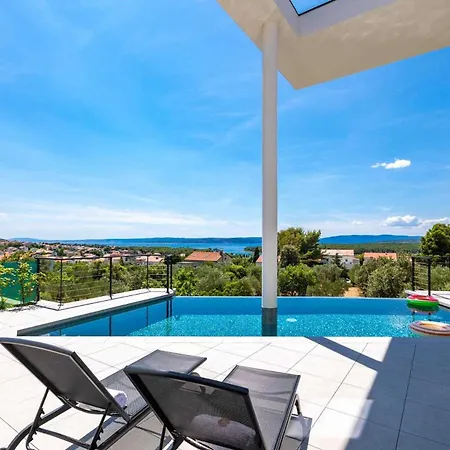 Luxury 45 With Infinity Pool