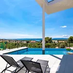 Luxury 45 With Infinity Pool