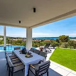 Luxury 45 With Infinity Pool Vilă