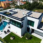 Luxury 45 With Infinity Pool