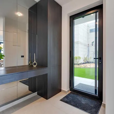Luxury 45 With Infinity Pool Villa Punat