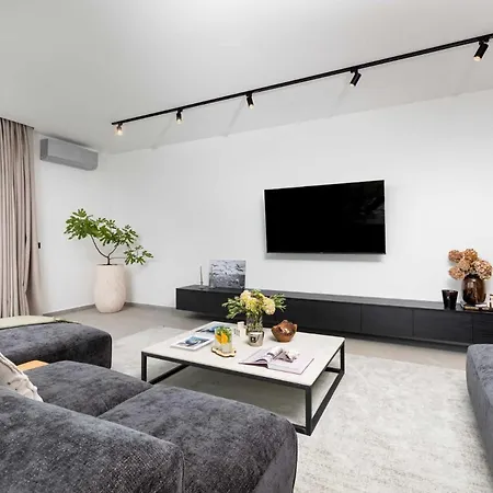 فيلة Luxury 45 With Infinity Pool بونات