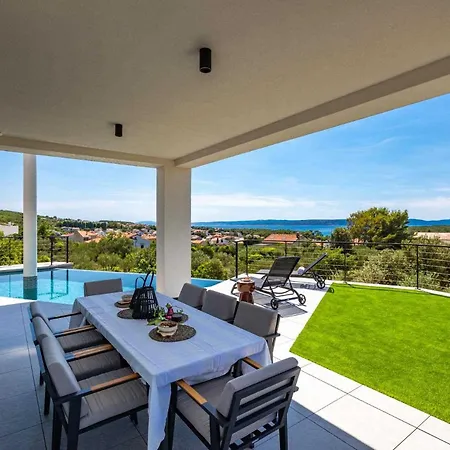 Luxury 45 With Infinity Pool فيلة