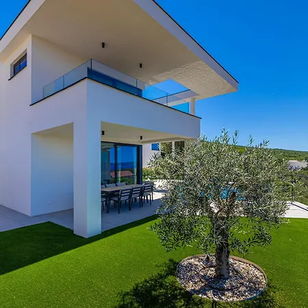 Luxury 45 With Infinity Pool