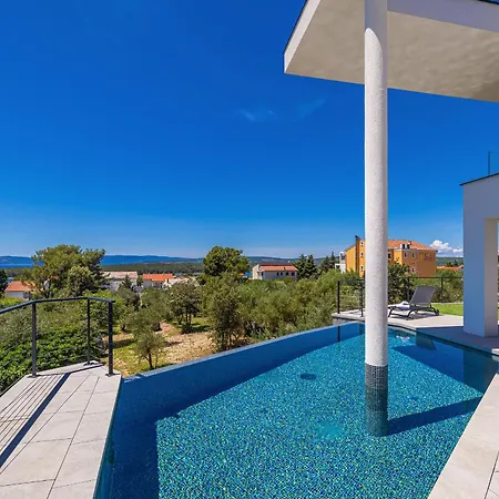 Luxury 45 With Infinity Pool