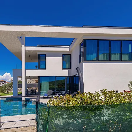 Luxury 45 With Infinity Pool