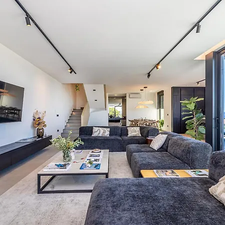 Luxury 45 With Infinity Pool Villa Punat