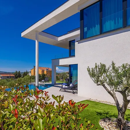 Villa Luxury 45 With Infinity Pool