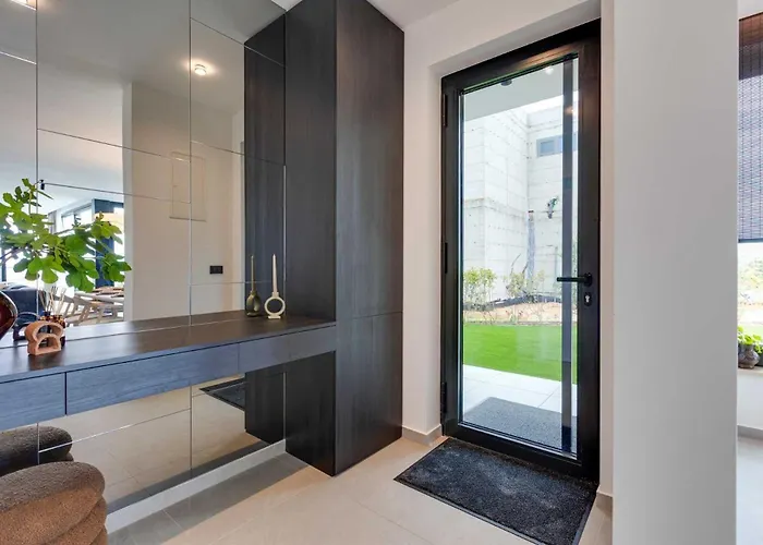 Luxury 45 With Infinity Pool Villa Punat