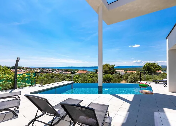 Luxury 45 With Infinity Pool